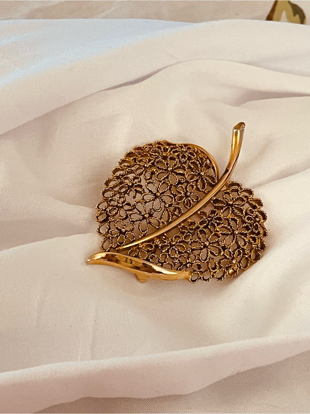 Gold Leaf Filigree Brooch - Elegant Women's Jewelry